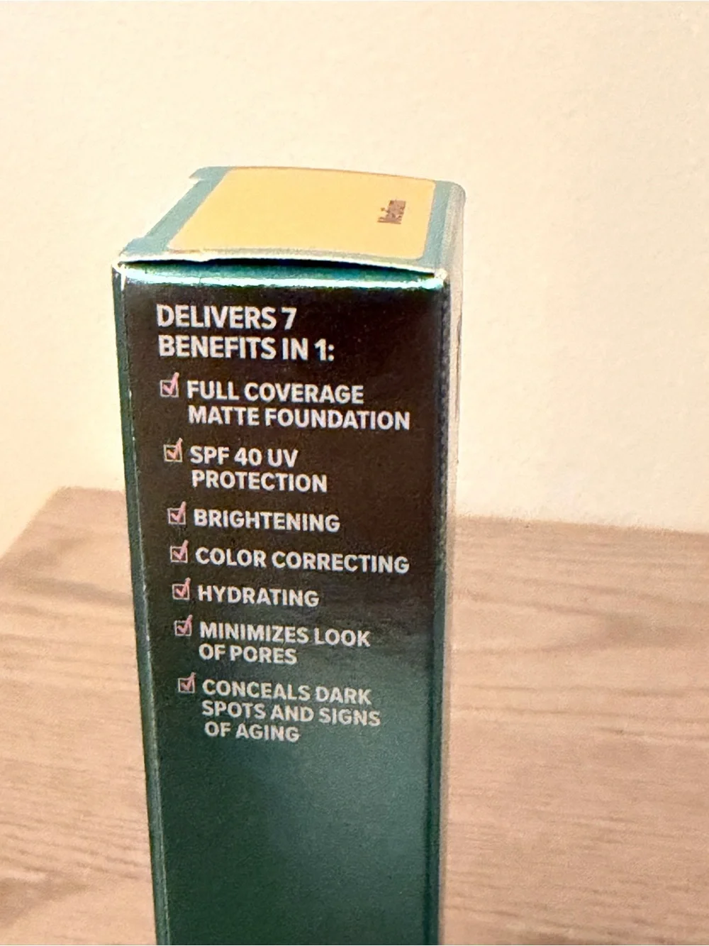 it cosmetics CC+ Oil-Free Matte Cream in Mint Teal Packaging